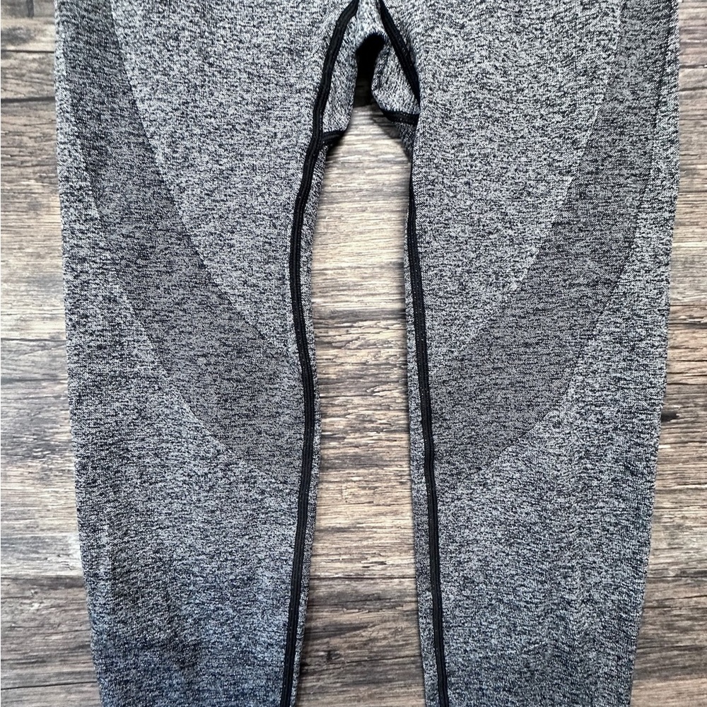 PINK Victoria's Secret Gray Leggings with Stretchy Fabric and Contoured Design - Picture 5 of 9